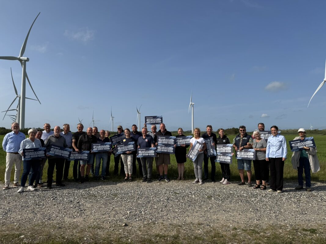 Endnu engang har Vindparken Thorupsletten set Aggersund’s vej, nemlig med en donation til etablering af Solceller og Solvarme i Aktivitetshuset.
Ud over donationen fra Thorupsletten har vi modtaget fra Nordlys og Nordeafonden.
Det har længe været et ønske at blive mere "Grønne" og med dette tiltag er vi nået hele vejen rundt. Vi fik installeret Jordvarme i 2012, så med dette initiativ vil driftsudgifterne reduseres.
En stor tak skal lyde til alle bidragsydere.. :-)
